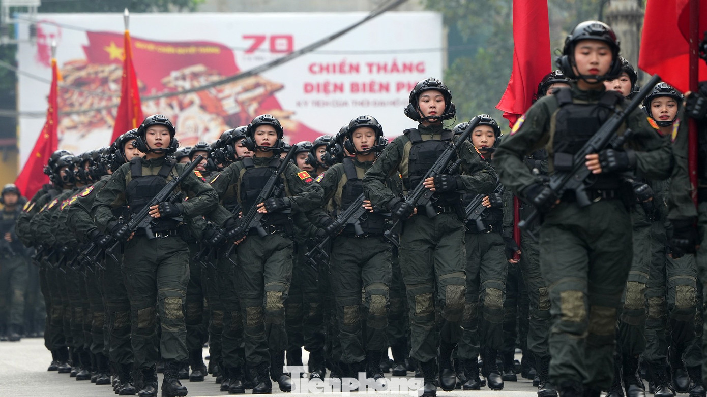 Các nữ chiến sĩ khối cảnh sát đặc nhiệm (Bộ Công an) tham gia Lễ tổng duyệt diễu binh, diễu hành sáng 5/5.