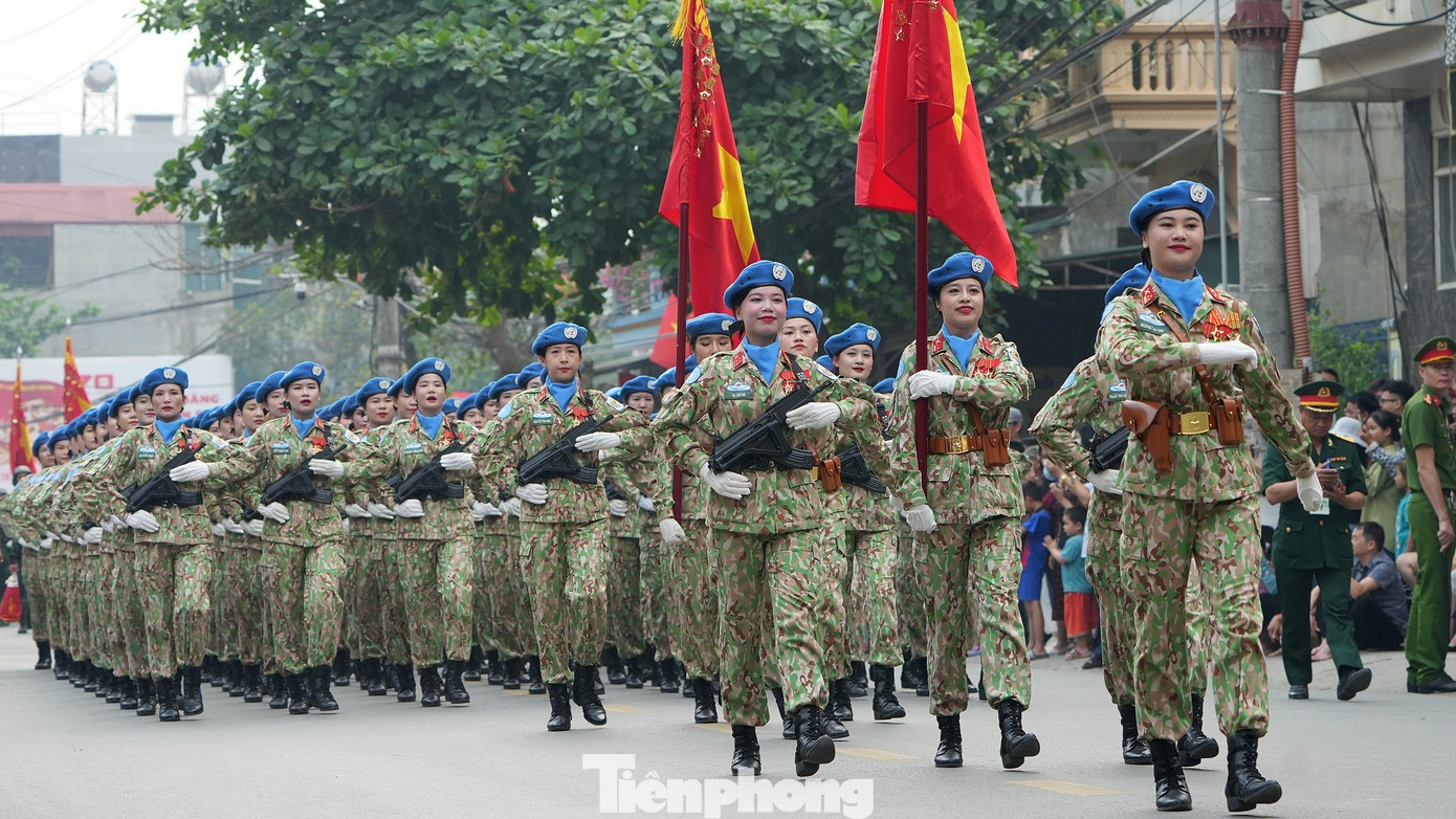 Khối nữ quân nhân lực lượng Gìn giữ hoà bình (Bộ Quốc phòng) tham gia diễu binh, diễu hành.