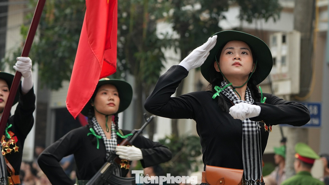 Những "bóng hồng" thuộc Khối Du kích miền Nam tham gia khối đội hình diễu binh, diễu hành trong Lễ tổng duyệt sáng 5/5.