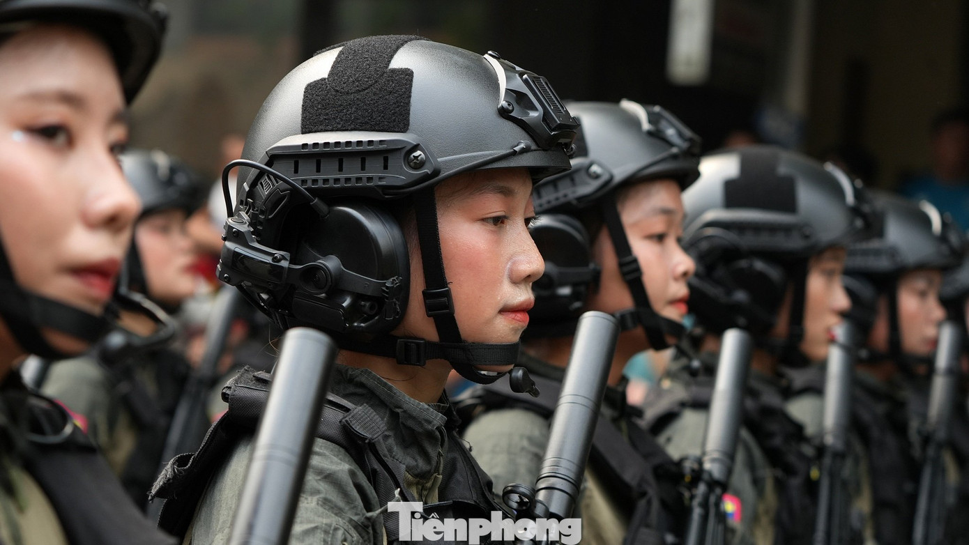 Các nữ chiến sĩ khối cảnh sát đặc nhiệm (Bộ Công an) tham gia Lễ tổng duyệt diễu binh, diễu hành sáng 5/5.