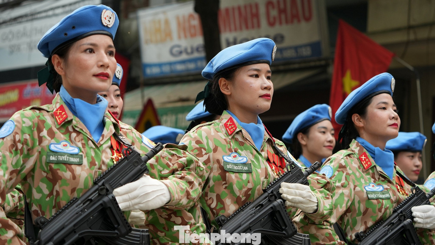 Khối nữ quân nhân lực lượng Gìn giữ hoà bình (Bộ Quốc phòng) tham gia diễu binh, diễu hành.