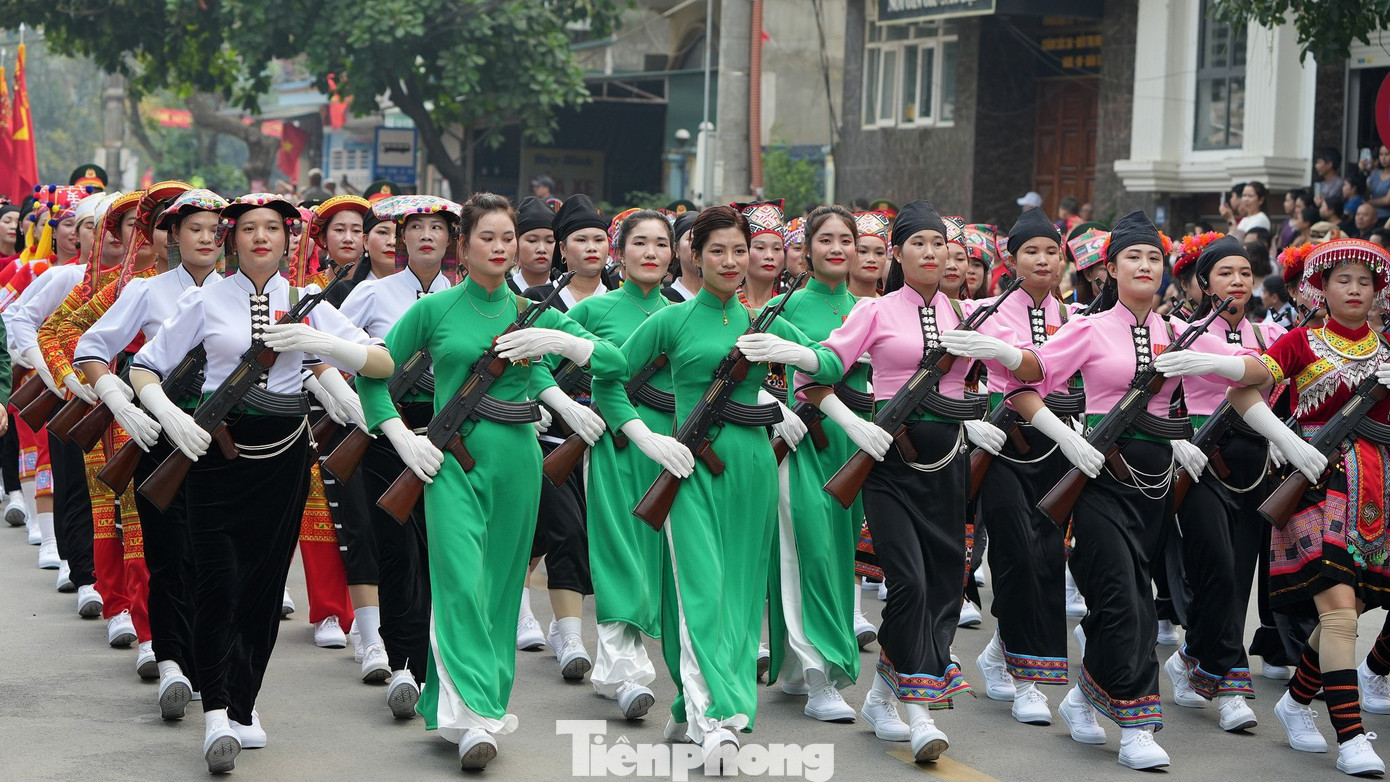 Những nữ dân quân tự vệ các dân tộc tham gia diễu binh, diễu hành trên đường phố thành phố Điện Biên Phủ sáng 5/5.