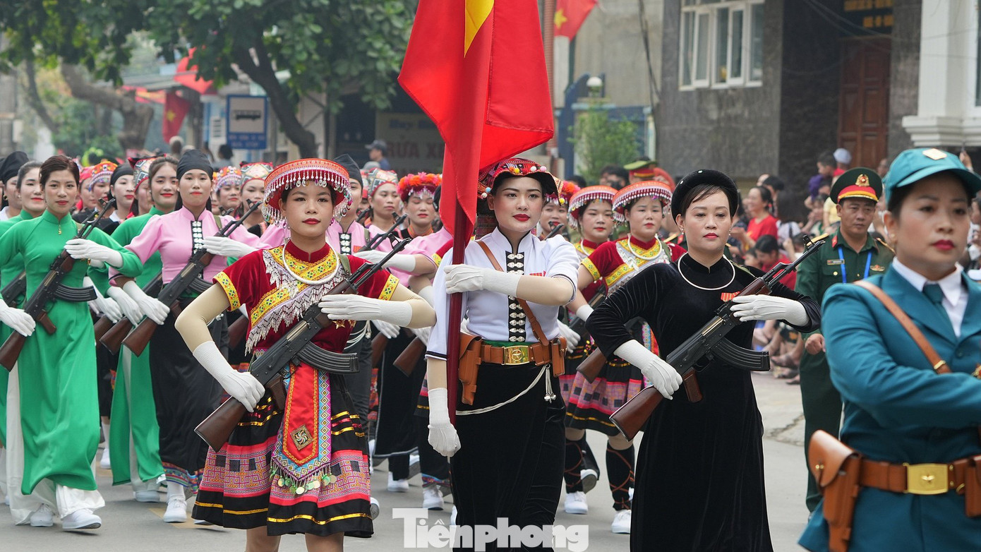 Những nữ dân quân tự vệ các dân tộc tham gia diễu binh, diễu hành trên đường phố thành phố Điện Biên Phủ sáng 5/5.