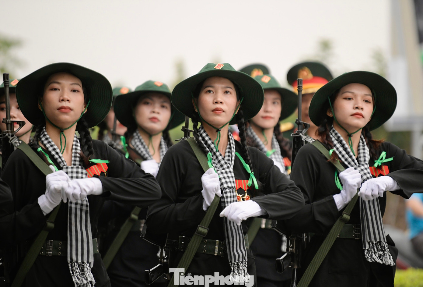 Những "bóng hồng" thuộc Khối Du kích miền Nam tham gia khối đội hình diễu binh, diễu hành trong Lễ tổng duyệt sáng 5/5.