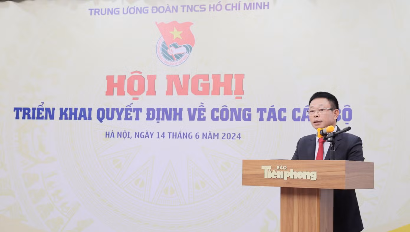 Tổng Biên tập Báo Tiền Phong Phùng Công Sưởng phát biểu nhận nhiệm vụ. Ảnh: Hồng Vĩnh.
