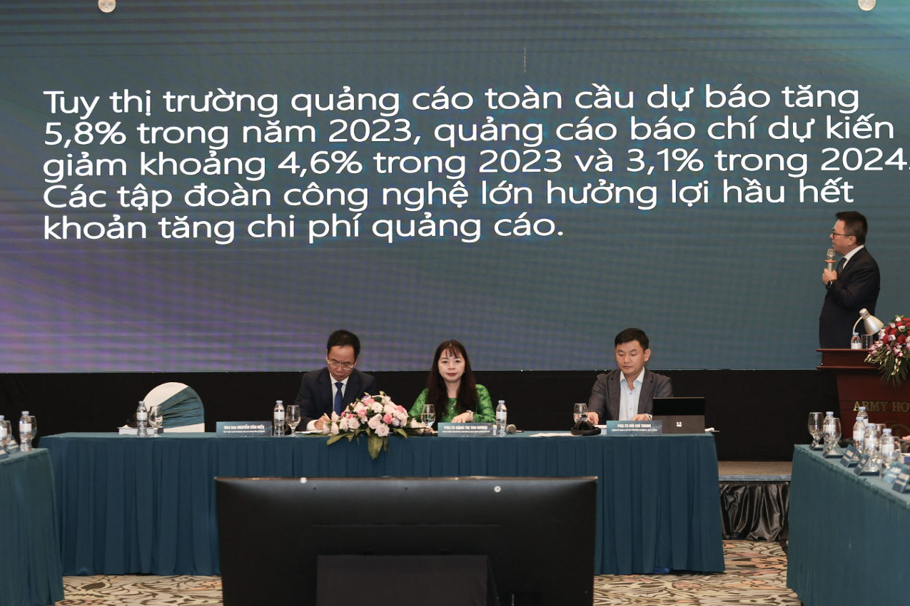 Tổng Biên tập báo Nhân dân - Chủ tịch Hội Nhà báo Việt Nam Lê Quốc Minh trình bày vấn đề về kinh tế báo chí. Ảnh: Vietnamnet. Tổng Biên tập báo Nhân dân - Chủ tịch Hội Nhà báo Việt Nam Lê Quốc Minh trình bày vấn đề về kinh tế báo chí. Ảnh: Vietnamnet.