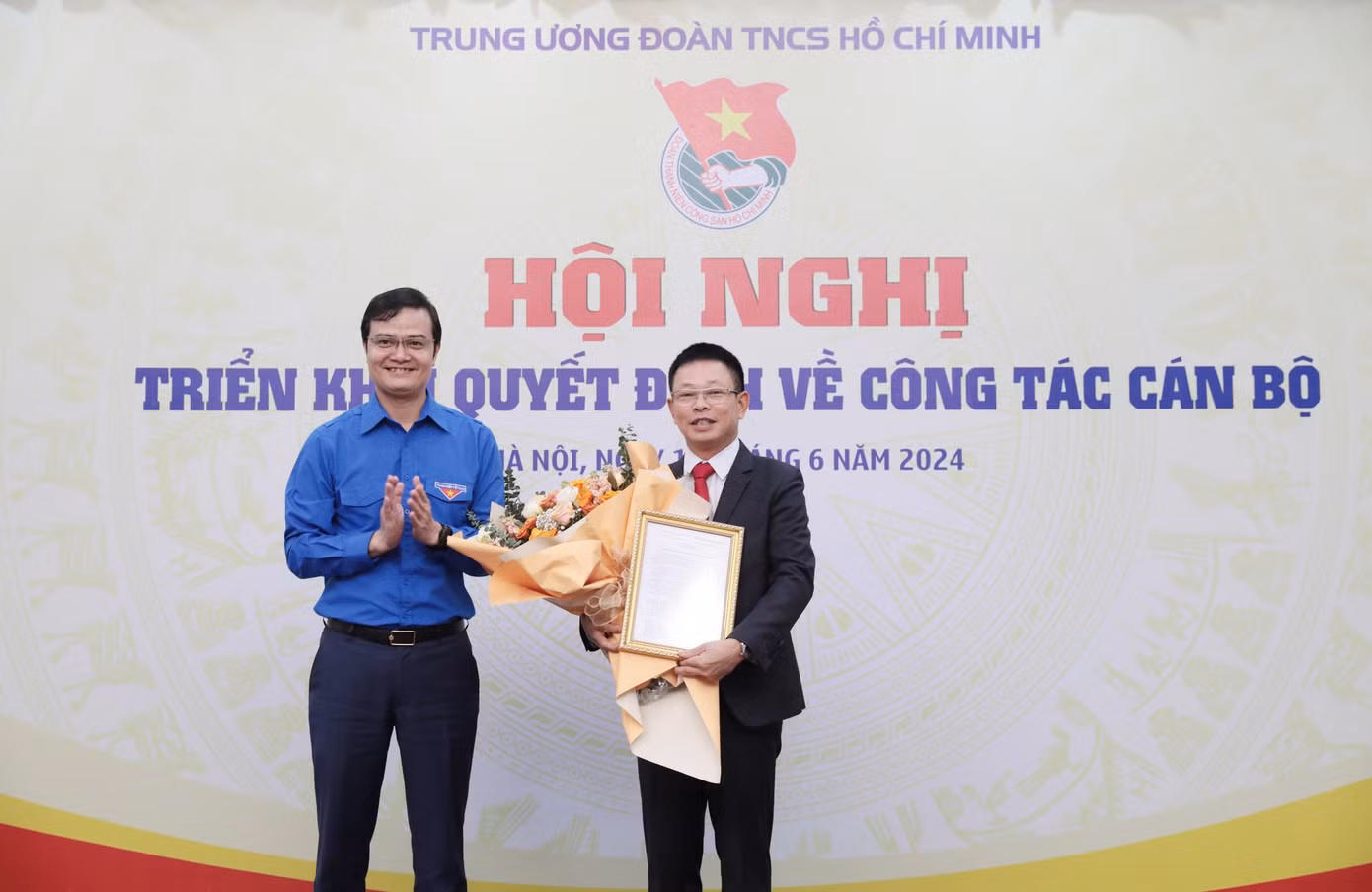 Anh Bùi Quang Huy - Ủy viên dự khuyết BCH T.Ư Đảng, Bí thư thứ nhất T.Ư Đoàn trao Quyết định bổ nhiệm nhà báo Phùng Công Sưởng làm Tổng Biên tập Báo Tiền Phong. Ảnh: Hồng Vĩnh.