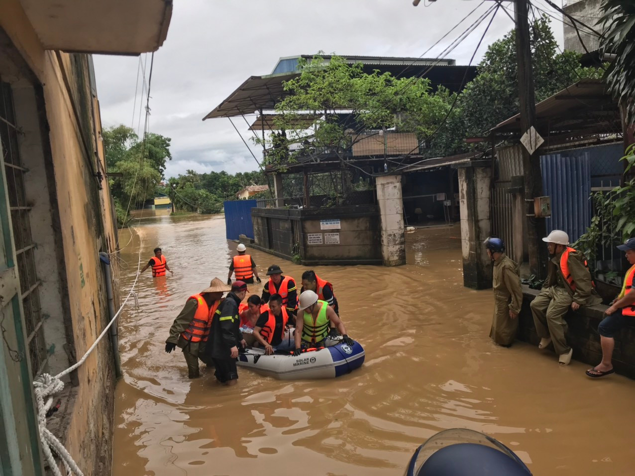 Nhiều người dân theo dõi lực lượng chức năng cứu hộ người mắc kẹt trong vùng lũ lụt, đồng thời gửi đồ ăn, thuốc vào cho người thân. Ảnh: Trường Phong Nhiều người dân theo dõi lực lượng chức năng cứu hộ người mắc kẹt trong vùng lũ lụt, đồng thời gửi đồ ăn, thuốc vào cho người thân. Ảnh: Trường Phong