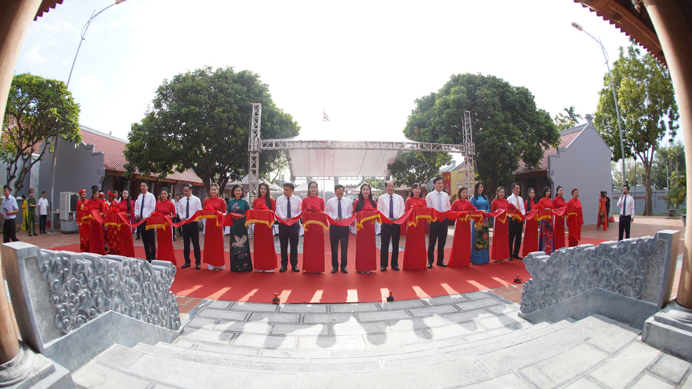 Sáng 17/10, quận Long Biên tổ chức khánh thành dự án tu bổ, tôn tạo Đình Quán Tình, đồng thời gắn biển công trình kỷ niệm 70 năm Ngày Giải phóng Thủ đô (10/10/1954 - 10/10/2024). Ảnh: Hoàng Mạnh Thắng.