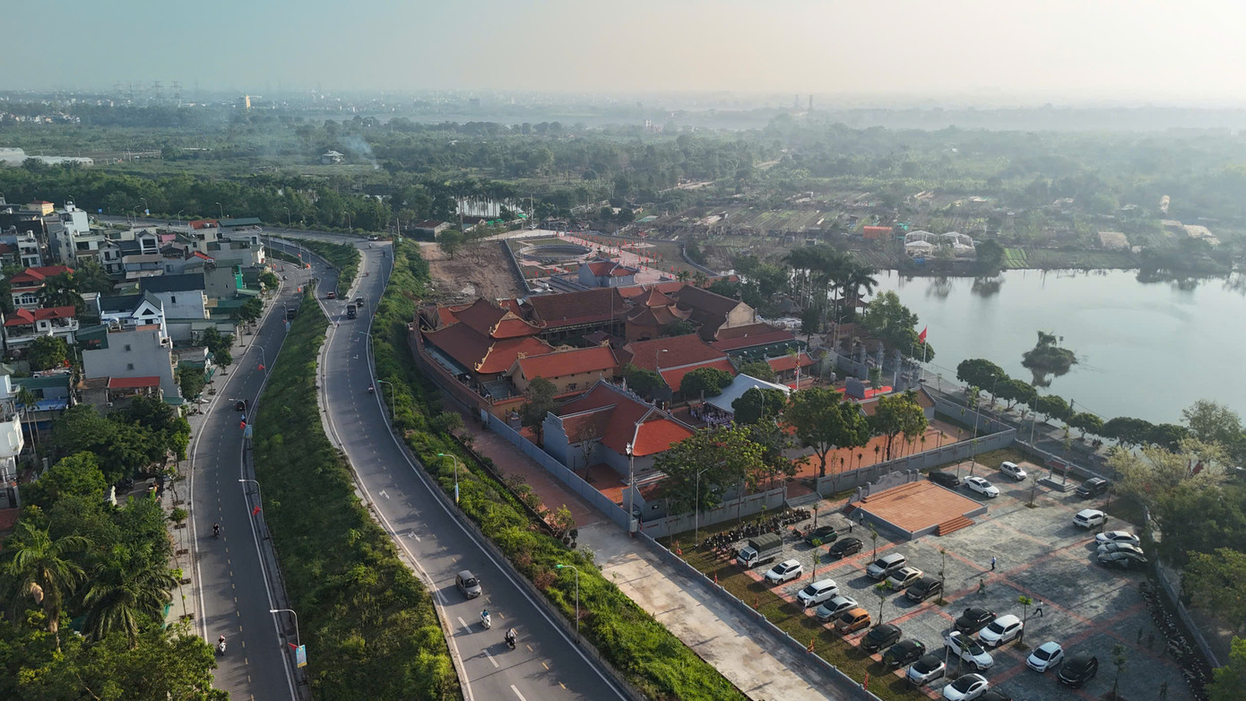 Đình Quán Tình lưu giữ nhiều giá trị văn hoá, lịch sử, nằm ven đường Đê vàng, gần sông Đuống. Ảnh: Hoàng Mạnh Thắng.