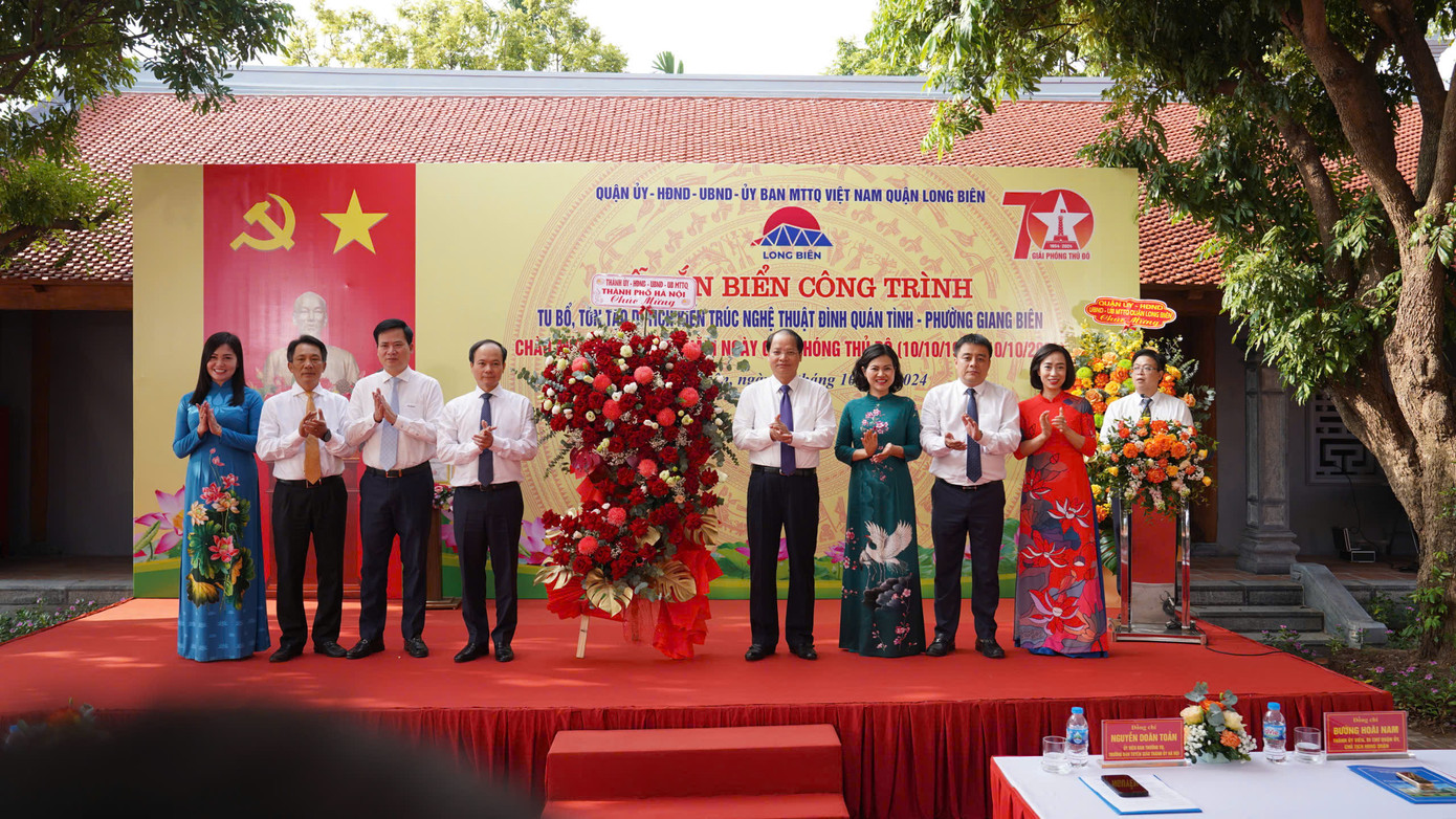 Sáng 17/10, quận Long Biên tổ chức khánh thành dự án tu bổ, tôn tạo Đình Quán Tình, đồng thời gắn biển công trình kỷ niệm 70 năm Ngày Giải phóng Thủ đô (10/10/1954 - 10/10/2024). Ảnh: Hoàng Mạnh Thắng.