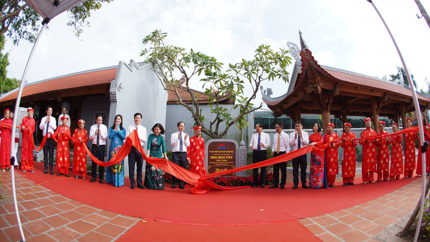 Sáng 17/10, quận Long Biên tổ chức khánh thành dự án tu bổ, tôn tạo Đình Quán Tình, đồng thời gắn biển công trình kỷ niệm 70 năm Ngày Giải phóng Thủ đô (10/10/1954 - 10/10/2024). Ảnh: Hoàng Mạnh Thắng.