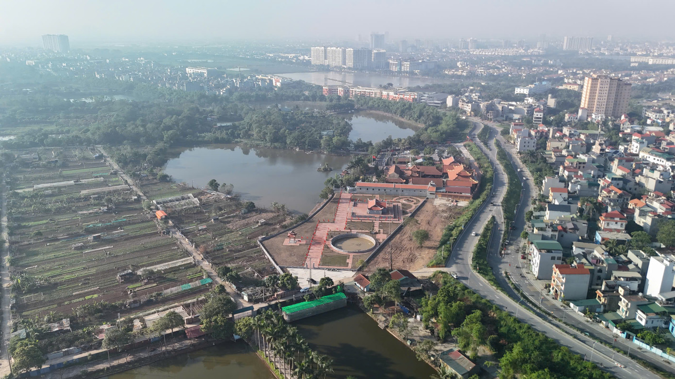 Đình Quán Tình lưu giữ nhiều giá trị văn hoá, lịch sử, nằm ven đường Đê vàng, gần sông Đuống. Ảnh: Hoàng Mạnh Thắng.