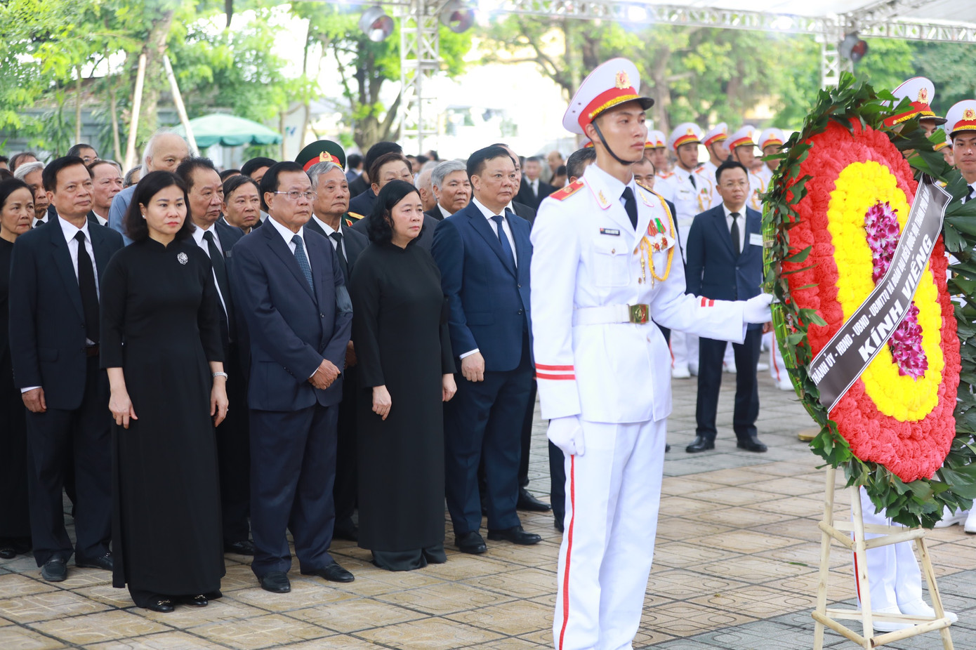 Đoàn đại biểu Thành ủy, HĐND, UBND, Ủy ban Mặt trận Tổ quốc Việt Nam thành phố Hà Nội do Ủy viên Bộ Chính trị, Bí thư Thành ủy Hà Nội Bùi Thị Minh Hoài làm Trưởng đoàn, viếng Tổng Bí thư Nguyễn Phú Trọng. (Ảnh: PV) Đoàn đại biểu Thành ủy, HĐND, UBND, Ủy ban Mặt trận Tổ quốc Việt Nam thành phố Hà Nội do Ủy viên Bộ Chính trị, Bí thư Thành ủy Hà Nội Bùi Thị Minh Hoài làm Trưởng đoàn, viếng Tổng Bí thư Nguyễn Phú Trọng. (Ảnh: PV)