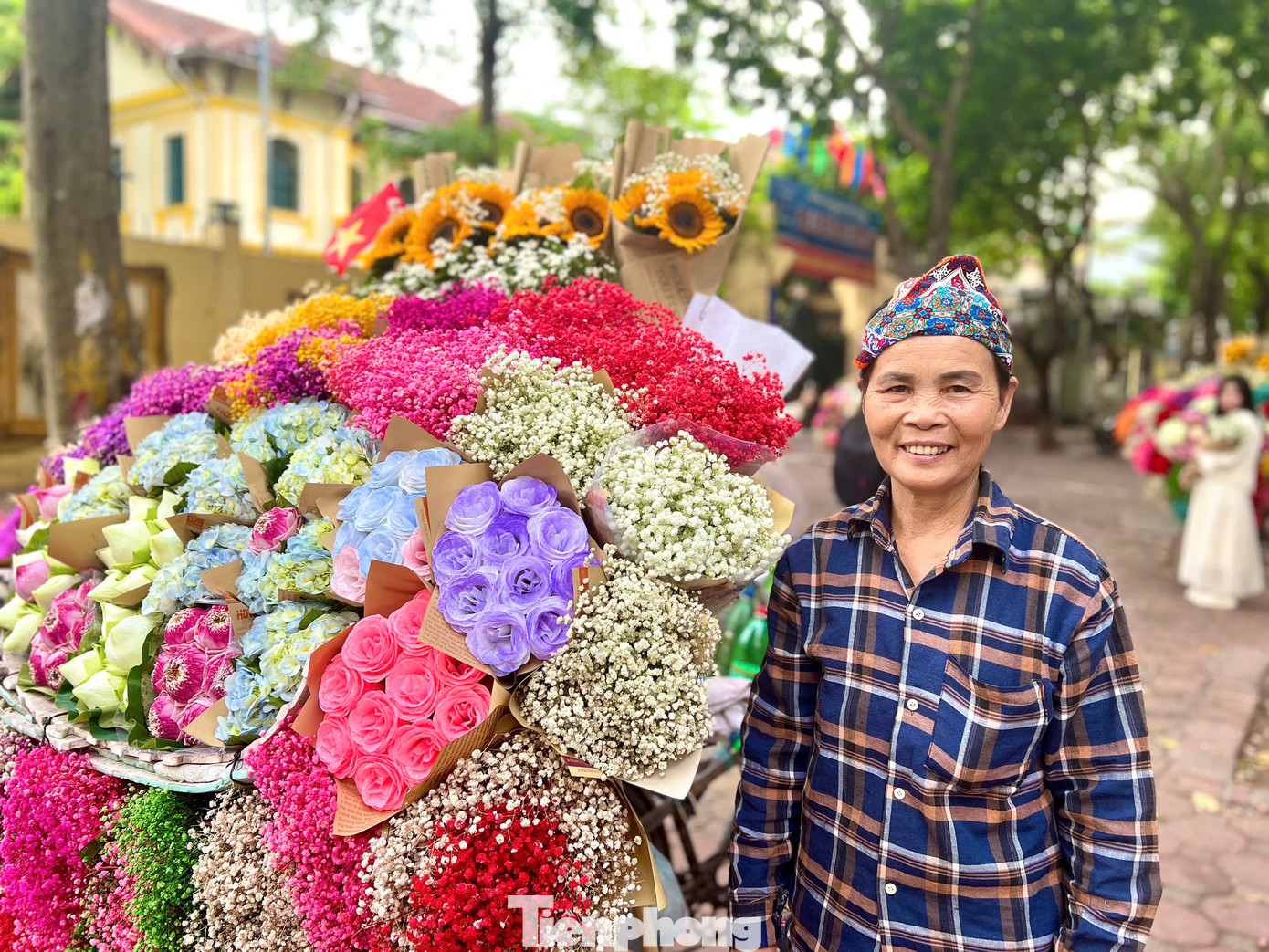 Bà Thai - bán xe hoa dạo ở phố Phan Đình Phùng cho biết: “Sau bão lũ, hoa gần như hỏng hết, giá đắt lên nhiều mà hầu như không có để mua".