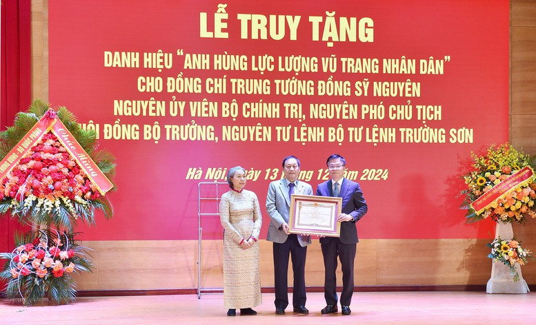 Phó Thủ tướng Lê Thành Long trao danh hiệu "Anh hùng Lực lượng vũ trang nhân dân" truy tặng Trung tướng Đồng Sỹ Nguyên cho thân nhân gia đình Trung tướng Đồng Sỹ Nguyên. Ảnh: VGP. Phó Thủ tướng Lê Thành Long trao danh hiệu "Anh hùng Lực lượng vũ trang nhân dân" truy tặng Trung tướng Đồng Sỹ Nguyên cho thân nhân gia đình Trung tướng Đồng Sỹ Nguyên. Ảnh: VGP.