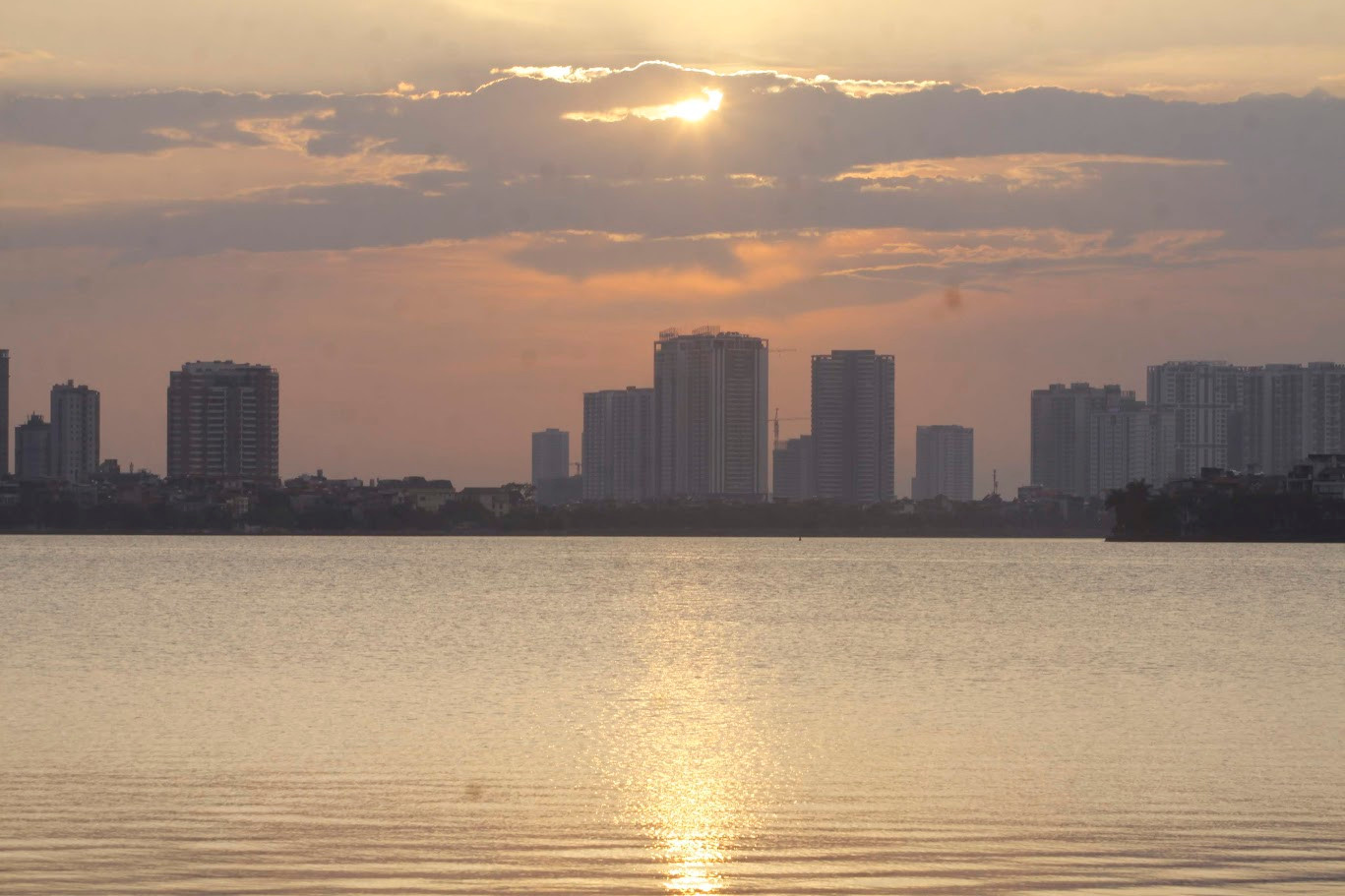 Hồ Tây - lá phổi xanh của Thủ đô Hà Nội sạch đẹp hơn từng ngày. Ảnh: Trần Hoàng.