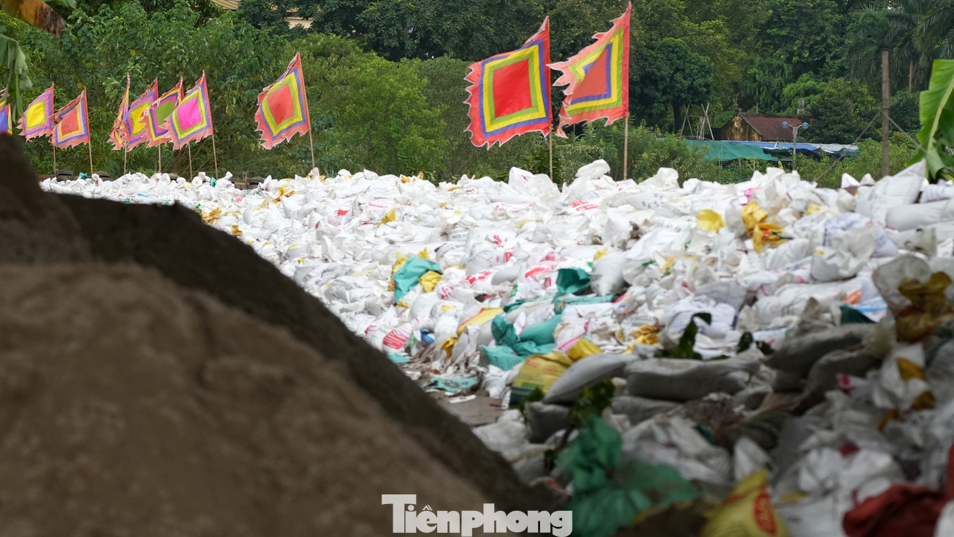 Đê sông Cầu được gia cố vững chắc, đảm bảo an toàn cho khu vực nội đô thành phố Thái Nguyên. Ảnh: Hoàng Mạnh Thắng.