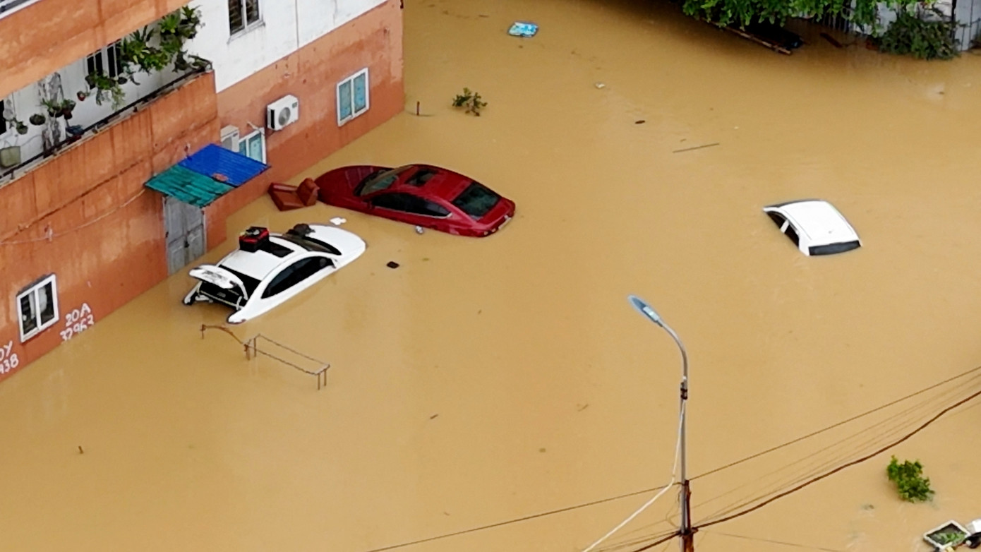 Một số chiếc xe bị nước lũ xô đẩy, trôi dạt ở các vị trí khác nhau. Ảnh: Hoàng Mạnh Thắng.