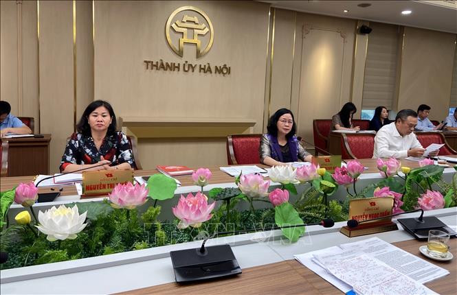 Bí thư Thành ủy Hà Nội Bùi Thị Minh Hoài (giữa) chủ trì họp Thường trực Thành uỷ và các đơn vị liên quan về công tác phòng, chống lũ lụt. Ảnh: TTXVN.