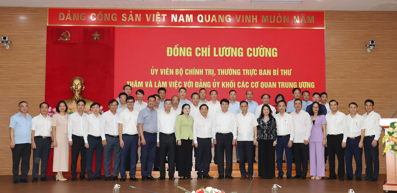 Thường trực Ban Bí thư Lương Cường chụp ảnh lưu niệm cùng các đại biểu dự hội nghị. Ảnh: PV.