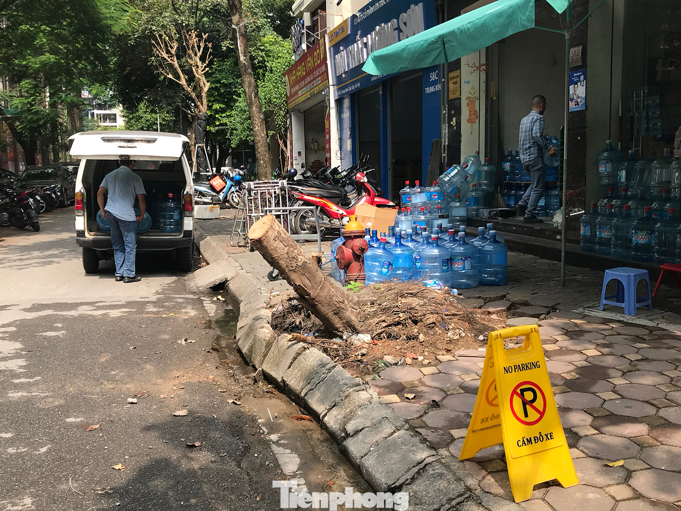 Tại nhiều địa bàn, cây xanh gãy đổ được xử lý, cắt thân, cành mang đi, nhưng gốc cây còn lại trên vỉa hè gây khó khăn, cản trở cho người đi bộ và sinh hoạt của người dân. Trong ảnh là một gốc cây ở vỉa hè phố Trung Kính (Cầu Giấy, Hà Nội).