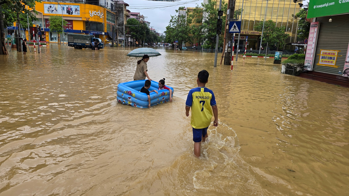 Một số khu vực vẫn ngập sâu, đặc biệt tại những khu dân cư ven sông Cầu. Nhiều người dân vẫn còn mắc kẹt sau nhiều ngày nước lũ bao vây. Ảnh: Hoàng Mạnh Thắng Một số khu vực vẫn ngập sâu, đặc biệt tại những khu dân cư ven sông Cầu. Nhiều người dân vẫn còn mắc kẹt sau nhiều ngày nước lũ bao vây. Ảnh: Hoàng Mạnh Thắng