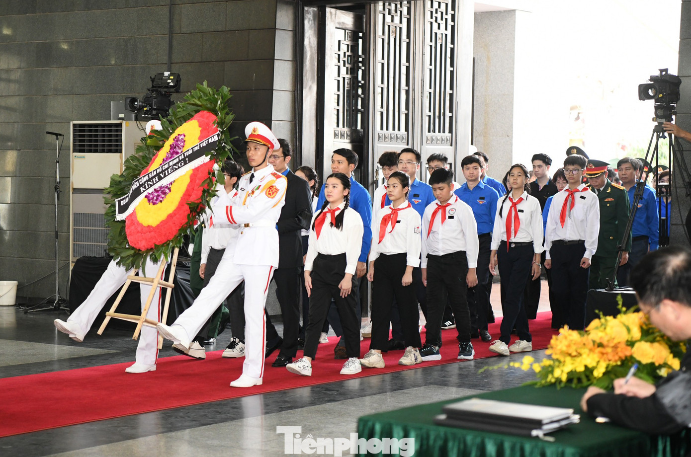 Đoàn đại biểu Đoàn TNCS Hồ Chí Minh và tuổi trẻ Việt Nam do đồng chí Bùi Quang Huy - Uỷ viên dự khuyết Ban Chấp hành Trung ương Đảng, Bí thư thứ nhất Ban Chấp hành Trung ương Đoàn, làm Trưởng đoàn, kính viếng Tổng Bí thư Nguyễn Phú Trọng. (Ảnh: Như Ý) Đoàn đại biểu Đoàn TNCS Hồ Chí Minh và tuổi trẻ Việt Nam do đồng chí Bùi Quang Huy - Uỷ viên dự khuyết Ban Chấp hành Trung ương Đảng, Bí thư thứ nhất Ban Chấp hành Trung ương Đoàn, làm Trưởng đoàn, kính viếng Tổng Bí thư Nguyễn Phú Trọng. (Ảnh: Như Ý)
