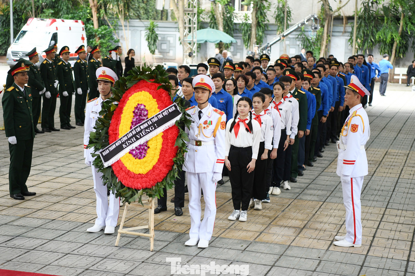 Đoàn đại biểu Đoàn TNCS Hồ Chí Minh và tuổi trẻ Việt Nam do đồng chí Bùi Quang Huy - Uỷ viên dự khuyết Ban Chấp hành Trung ương Đảng, Bí thư thứ nhất Ban Chấp hành Trung ương Đoàn, làm Trưởng đoàn, kính viếng Tổng Bí thư Nguyễn Phú Trọng. (Ảnh: Như Ý) Đoàn đại biểu Đoàn TNCS Hồ Chí Minh và tuổi trẻ Việt Nam do đồng chí Bùi Quang Huy - Uỷ viên dự khuyết Ban Chấp hành Trung ương Đảng, Bí thư thứ nhất Ban Chấp hành Trung ương Đoàn, làm Trưởng đoàn, kính viếng Tổng Bí thư Nguyễn Phú Trọng. (Ảnh: Như Ý)