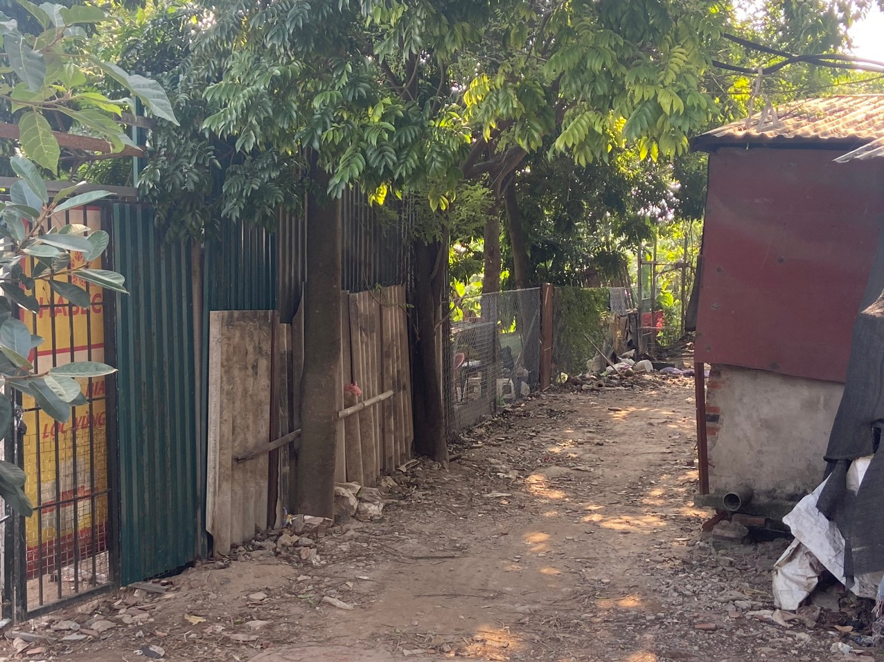 Trao đổi với phóng viên ngày 25/6, đại diện lãnh đạo UBND quận Ba Đình (Hà Nội) cho biết, nhằm đảm bảo an toàn đê điều, an toàn thoát lũ, phòng chống lụt bão, quận đã huy động các lực lượng phối hợp với phường Phúc Xá tiến hành giải tỏa các trường hợp lấn chiếm, vi phạm tại khu vực bờ sông Hồng, khắc phục tình trạng đổ phế thải ra bờ sông, bãi ven sông.