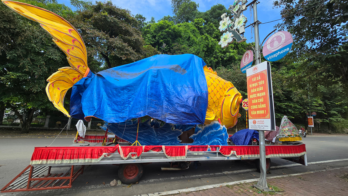 Mô hình cá chép trông trăng được phủ bạt kín, đặt gần khu vực quảng trường thành phố Tuyên Quang. Ảnh: Hoàng Mạnh Thắng.