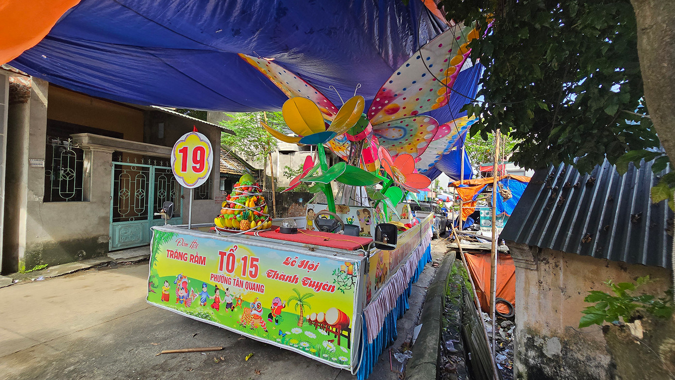 Mô hình đèn lồng cánh bướm thuộc khu vực Tổ dân phố 15 phường Tân Quang được người dân dựng rạp, che bạt. Ảnh: Hoàng Mạnh Thắng.