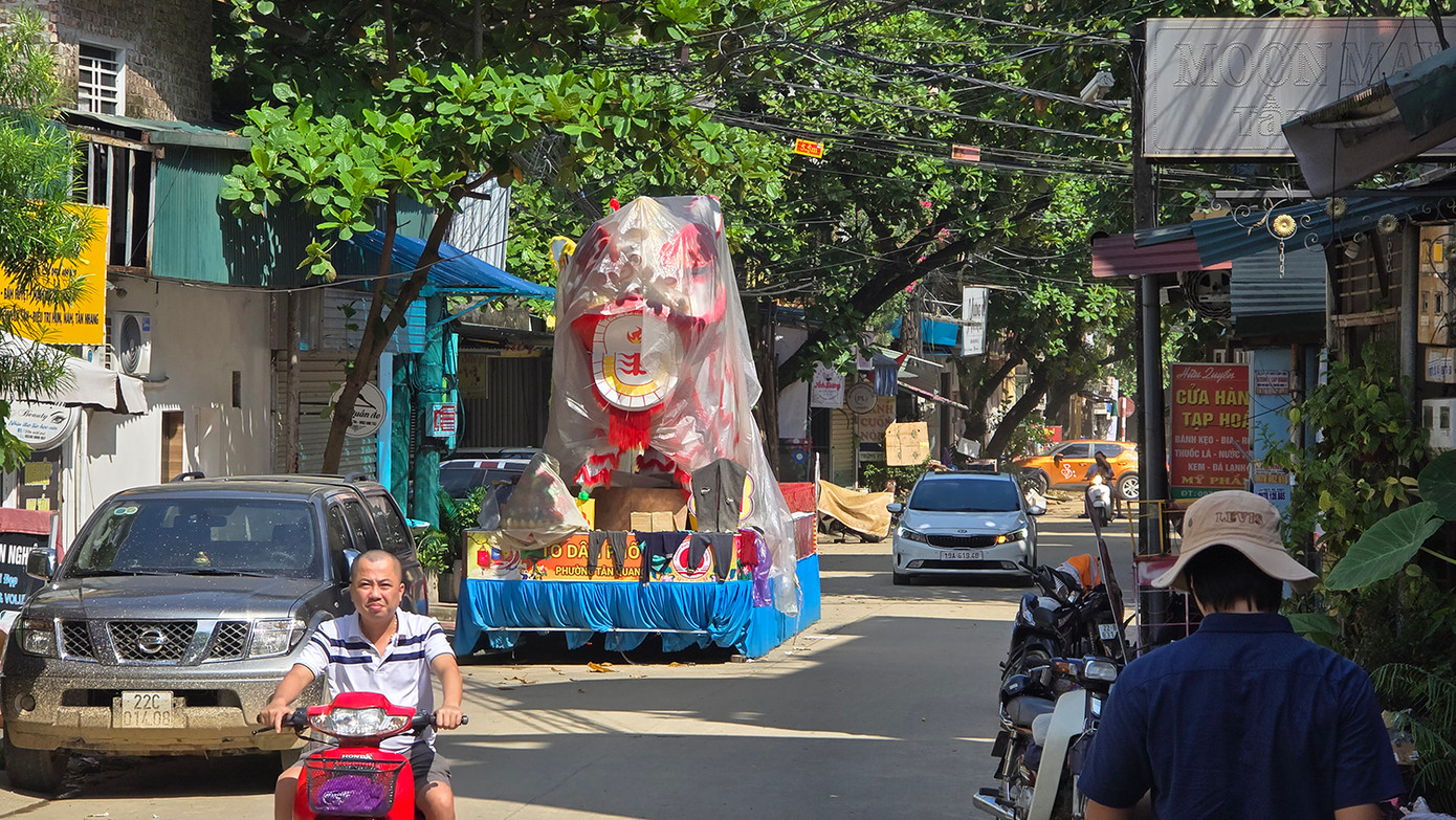 Trên các tuyến đường TP. Tuyên Quang, nhiều mô hình đèn lồng khổng lồ phục vụ lễ hội Thành Tuyên được che chắn kỹ càng, vượt qua đợt mưa, lũ lịch sử vừa qua. Ảnh: Hoàng Mạnh Thắng.