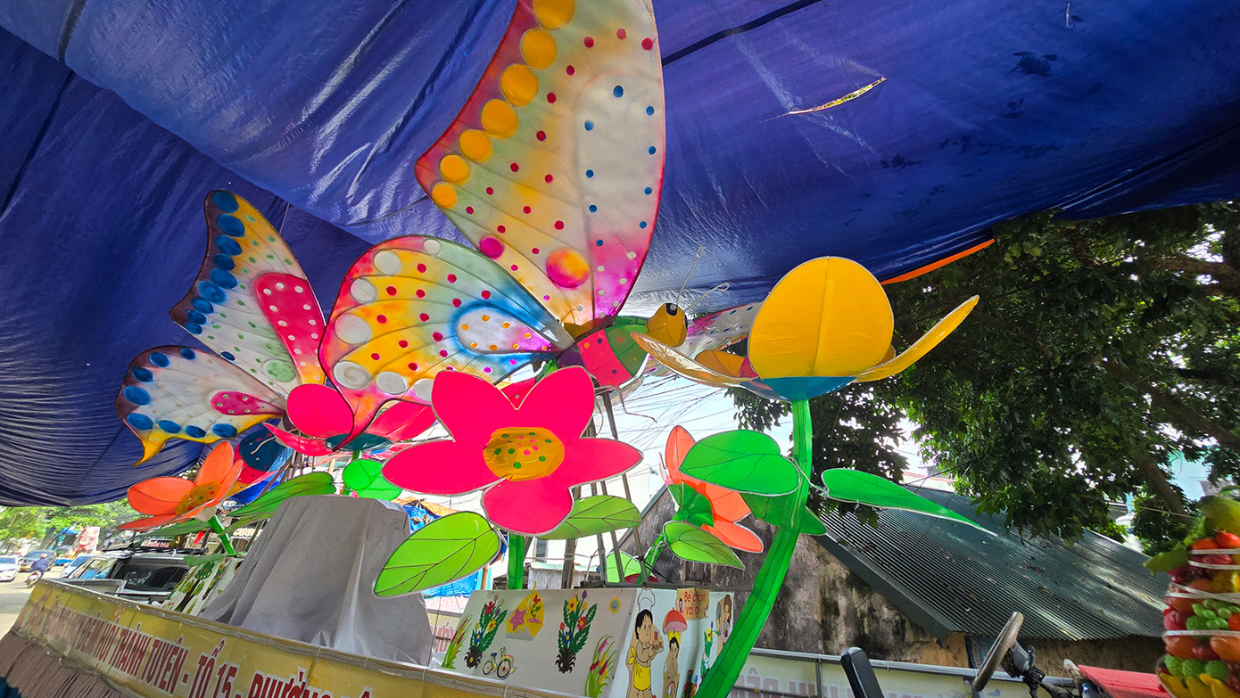 Mô hình đèn lồng cánh bướm thuộc khu vực Tổ dân phố 15 phường Tân Quang được người dân dựng rạp, che bạt. Ảnh: Hoàng Mạnh Thắng.