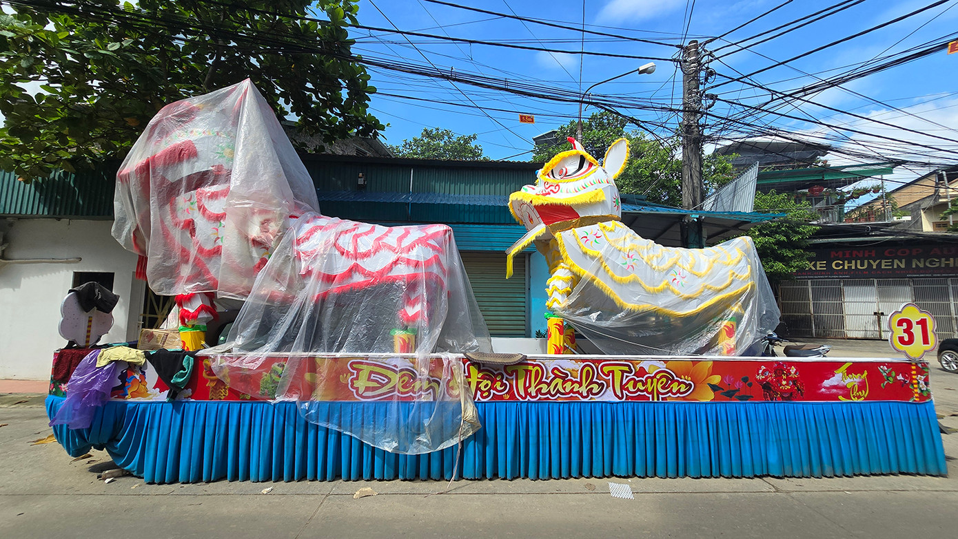 Những năm gần đây, lễ hội Thành Tuyên thu hút rất nhiều khách du lịch trong và ngoài nước bởi sức hút từ những mô hình đèn lồng khổng lồ độc đáo, riêng có. Ảnh: Hoàng Mạnh Thắng.