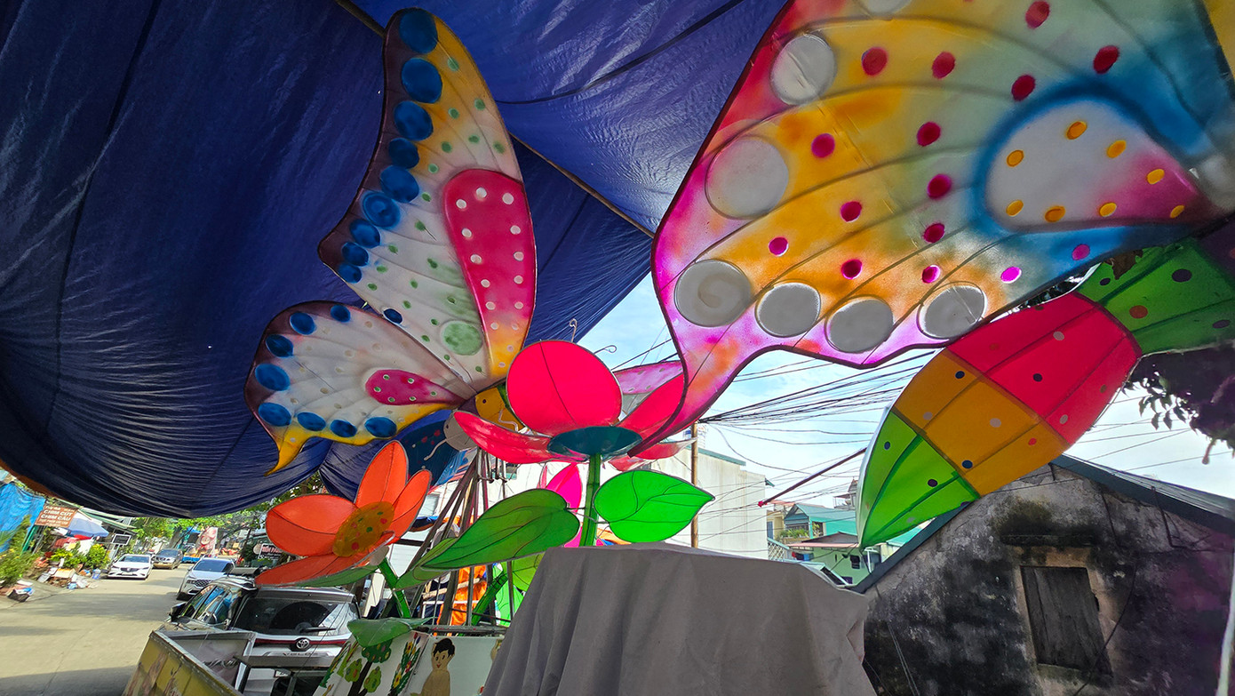 Mô hình đèn lồng cánh bướm thuộc khu vực Tổ dân phố 15 phường Tân Quang được người dân dựng rạp, che bạt. Ảnh: Hoàng Mạnh Thắng.