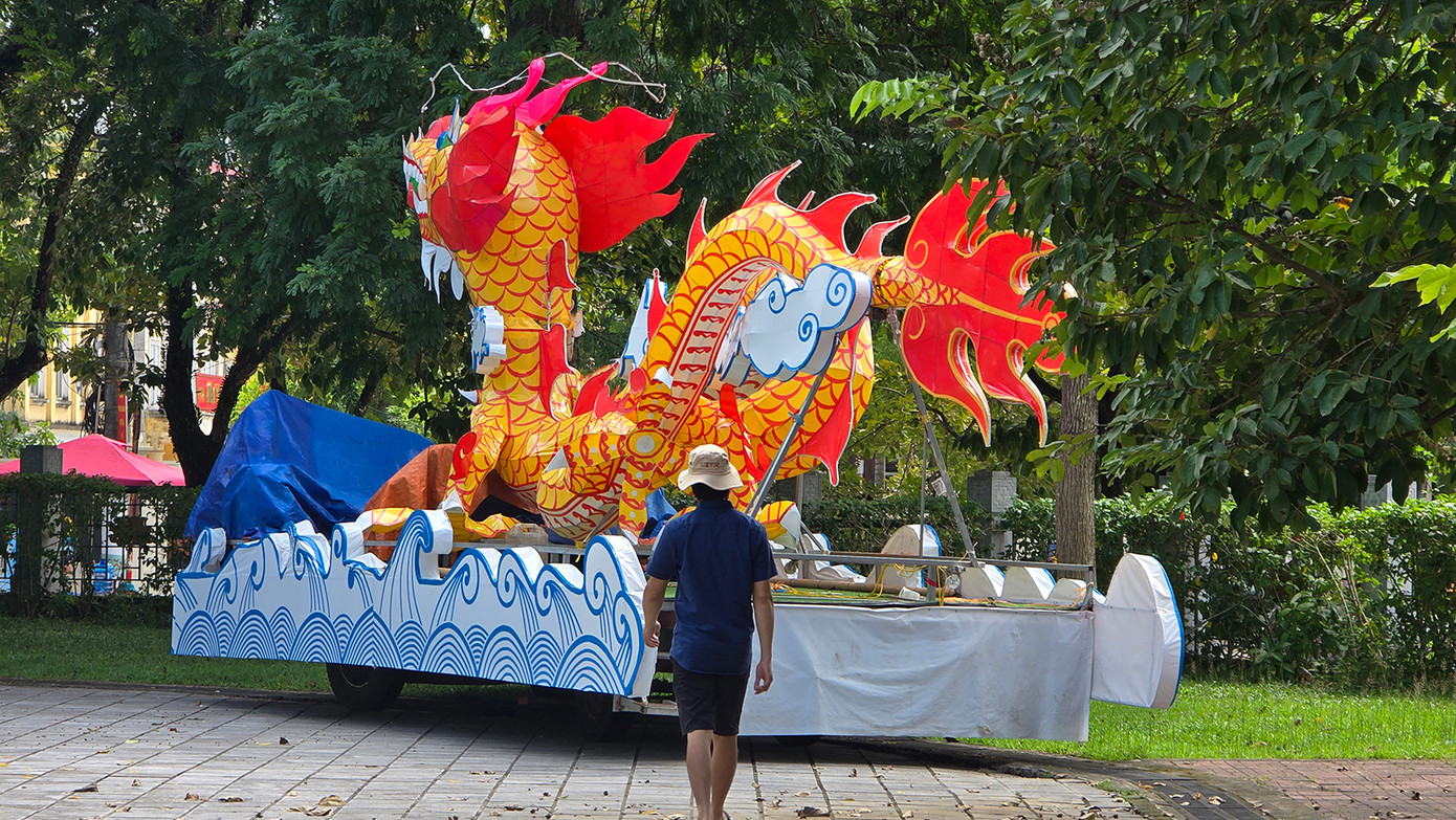 Mô hình rồng khổng lồ được đặt trong công viên, gần khu vực quảng trường TP. Tuyên Quang. Ảnh: Hoàng Mạnh Thắng.