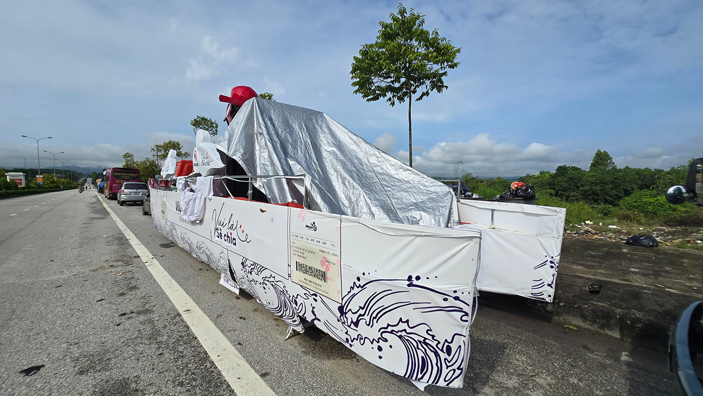 Trên các tuyến đường TP. Tuyên Quang, nhiều mô hình đèn lồng khổng lồ phục vụ lễ hội Thành Tuyên được che chắn kỹ càng, vượt qua đợt mưa, lũ lịch sử vừa qua. Ảnh: Hoàng Mạnh Thắng.