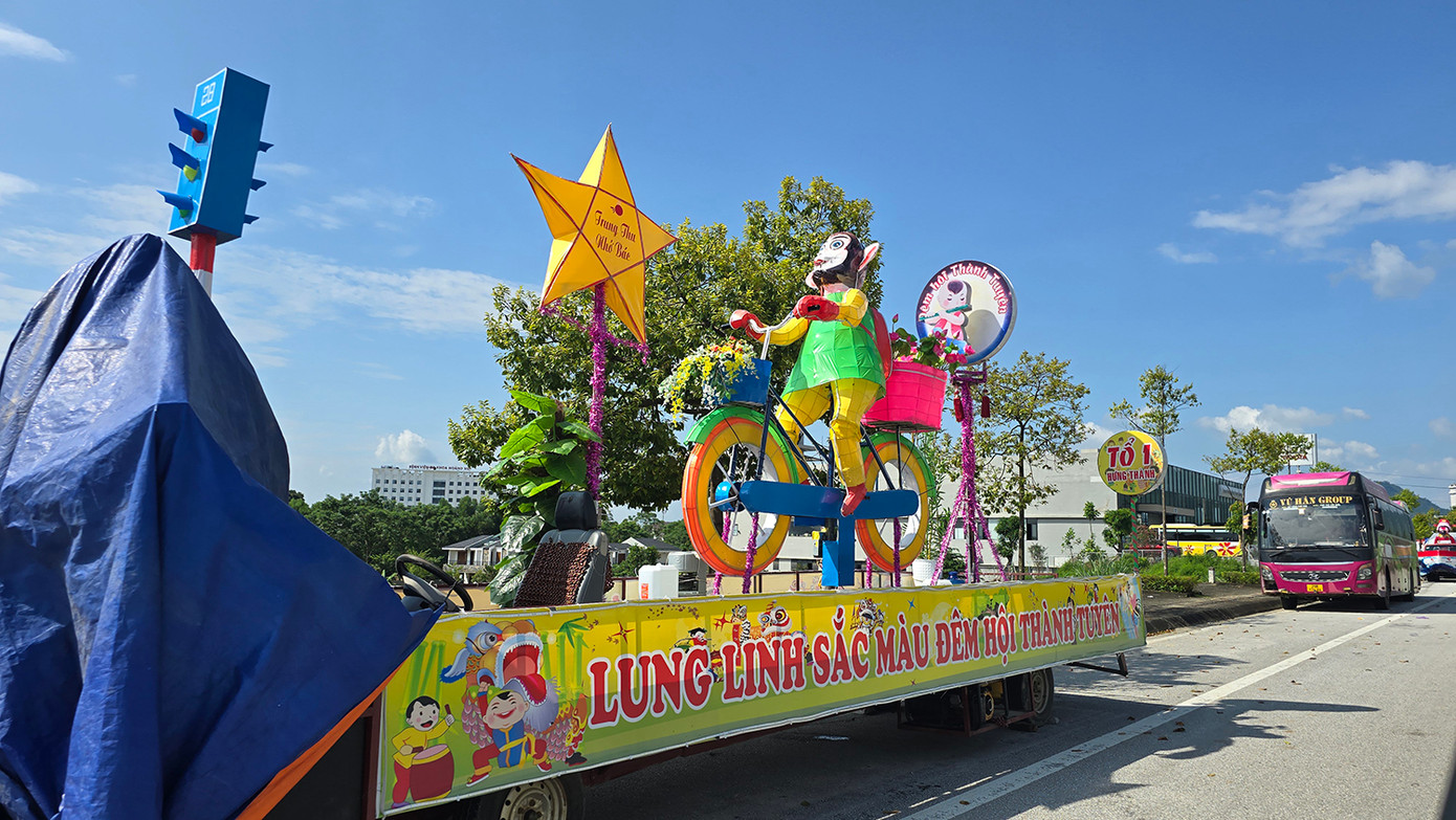 Những năm gần đây, lễ hội Thành Tuyên thu hút rất nhiều khách du lịch trong và ngoài nước bởi sức hút từ những mô hình đèn lồng khổng lồ độc đáo, riêng có. Ảnh: Hoàng Mạnh Thắng.