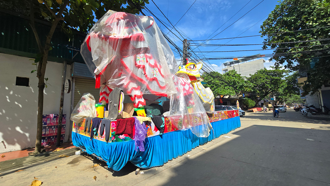 Trên các tuyến đường TP. Tuyên Quang, nhiều mô hình đèn lồng khổng lồ phục vụ lễ hội Thành Tuyên được che chắn kỹ càng, vượt qua đợt mưa, lũ lịch sử vừa qua. Ảnh: Hoàng Mạnh Thắng.