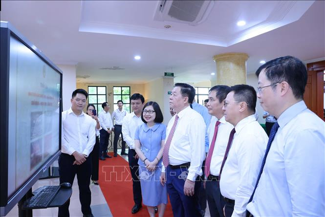 Trưởng Ban Tuyên giáo T.Ư Nguyễn Trọng Nghĩa và các đại biểu tham quan triển lãm ảo "Ban Tuyên giáo T.Ư: Dấu ấn tinh thần chủ động - nhạy bén - sáng tạo" do Thông tấn xã Việt Nam thực hiện. Ảnh: TTXVN. Trưởng Ban Tuyên giáo T.Ư Nguyễn Trọng Nghĩa và các đại biểu tham quan triển lãm ảo "Ban Tuyên giáo T.Ư: Dấu ấn tinh thần chủ động - nhạy bén - sáng tạo" do Thông tấn xã Việt Nam thực hiện. Ảnh: TTXVN.