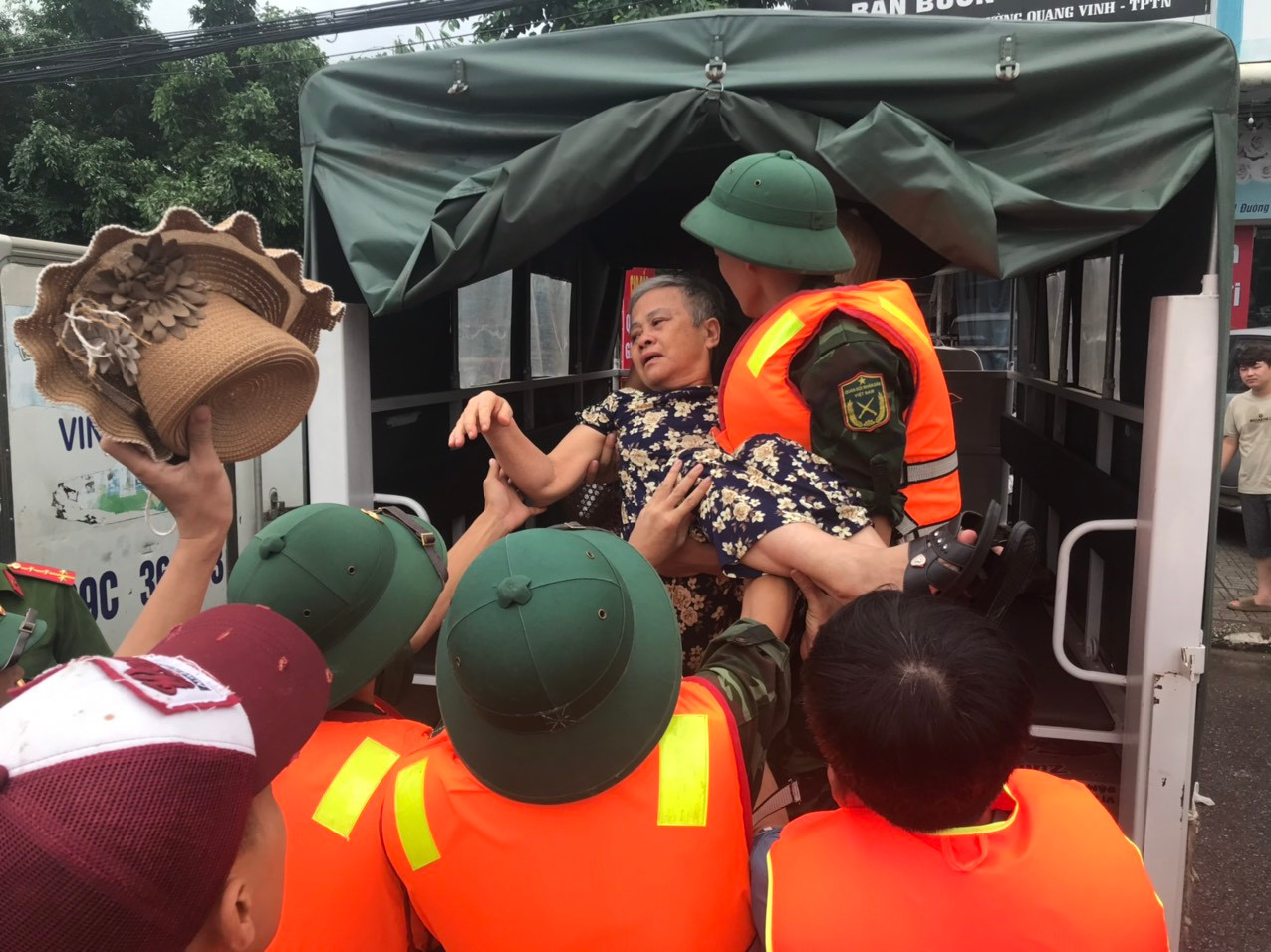 Một cụ già được lực lượng chức năng đưa ra khỏi vùng ngập lụt và di chuyển đến bệnh viện để thăm khám sức khoẻ. Ảnh: Trường Phong Một cụ già được lực lượng chức năng đưa ra khỏi vùng ngập lụt và di chuyển đến bệnh viện để thăm khám sức khoẻ. Ảnh: Trường Phong