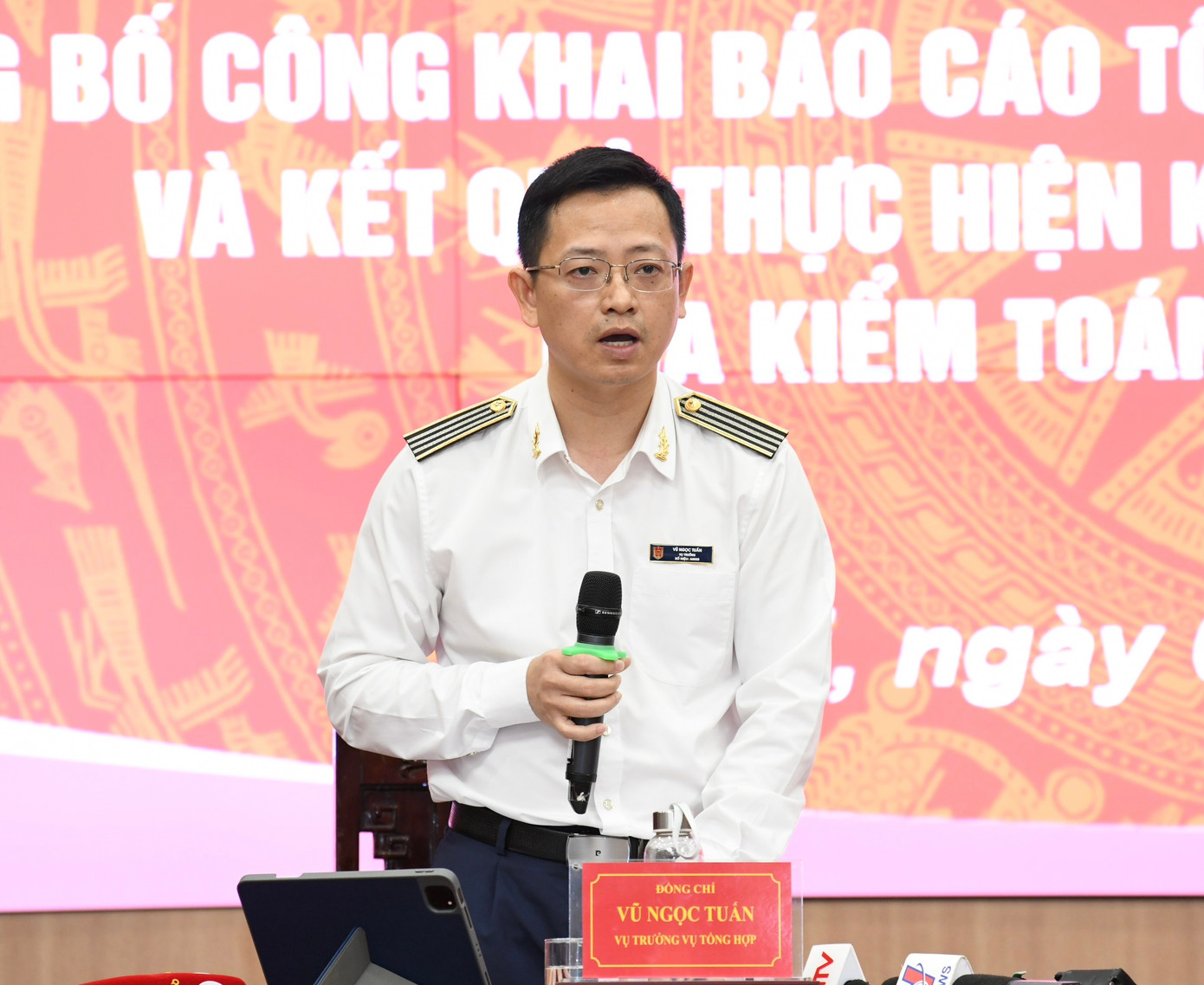 Ông Vũ Ngọc Tuấn - Vụ trưởng vụ Tổng hợp Kiểm toán Nhà nước báo cáo về kết quả kiểm toán năm 2023 và kết quả thực hiện kết luận, kiến nghị kiểm toán của Kiểm toán Nhà nước năm 2022. Ảnh: Như Ý. Ông Vũ Ngọc Tuấn - Vụ trưởng vụ Tổng hợp Kiểm toán Nhà nước báo cáo về kết quả kiểm toán năm 2023 và kết quả thực hiện kết luận, kiến nghị kiểm toán của Kiểm toán Nhà nước năm 2022. Ảnh: Như Ý.