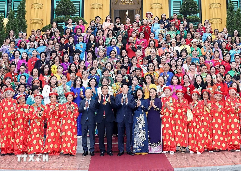 Chủ tịch nước Lương Cường chụp ảnh lưu niệm cùng các đại biểu. Ảnh: TTXVN. Chủ tịch nước Lương Cường chụp ảnh lưu niệm cùng các đại biểu. Ảnh: TTXVN.