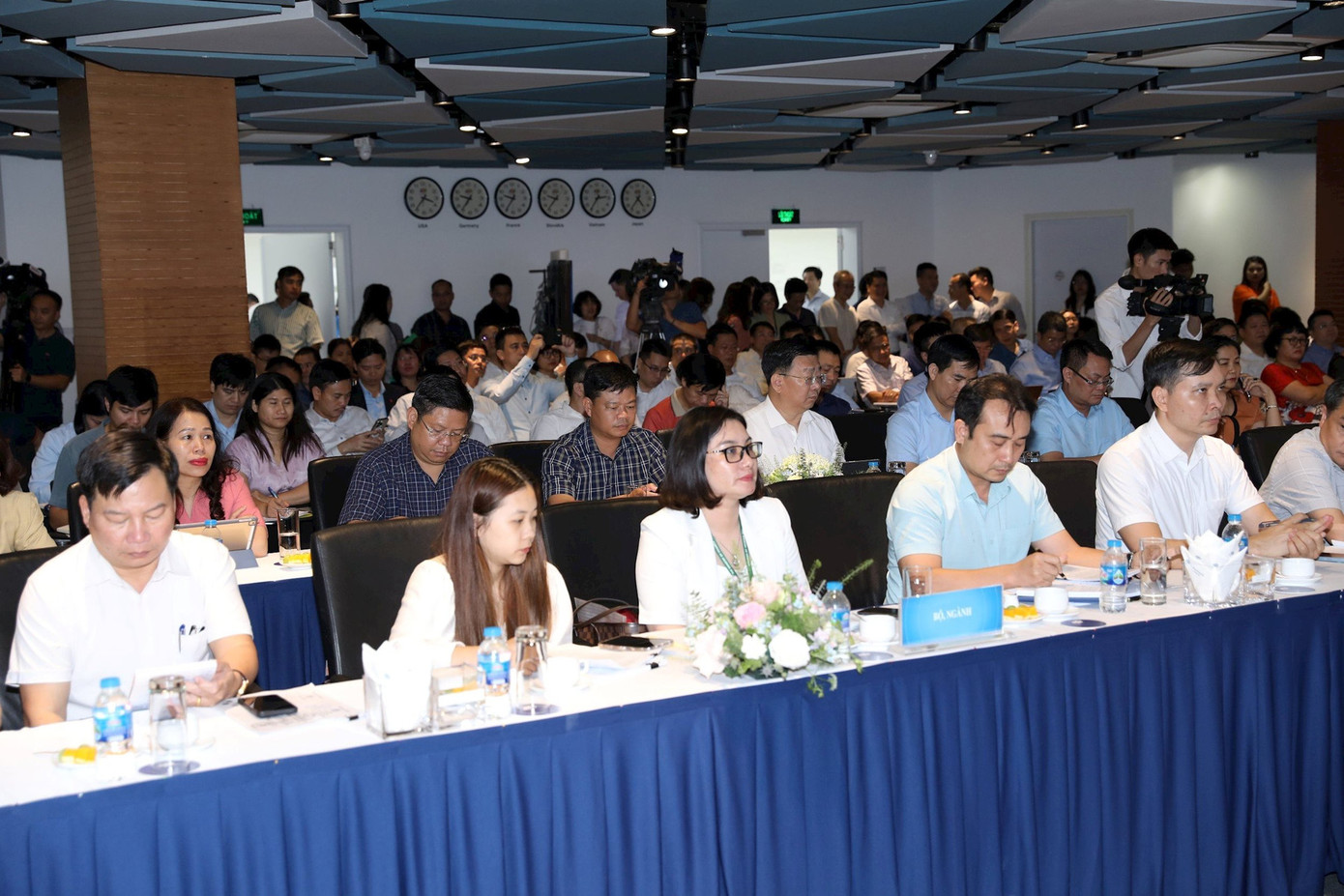 Các đại biểu dự hội nghị.