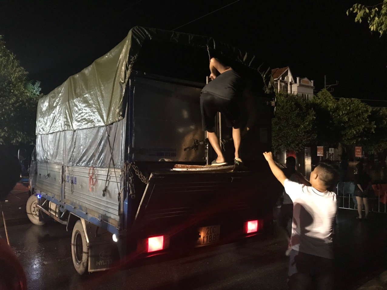 Anh Biên được một người dân Thái Nguyên dùng xe tải của nhà vận chuyển chiếc xuồng lên Yên Bái chi viện cứu trợ người dân vùng lũ. Ảnh: Trường Phong.