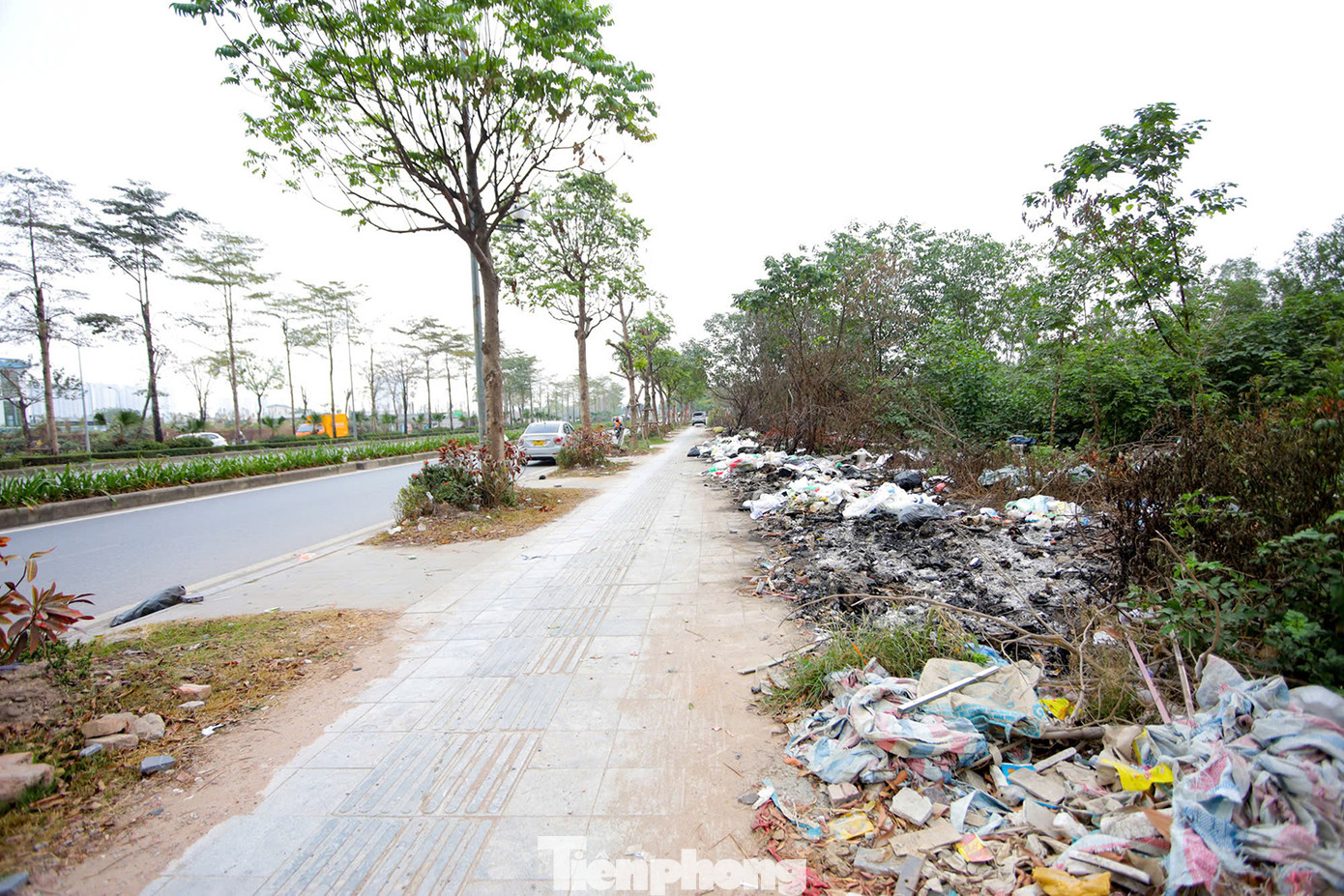 Dù được phản ánh nhiều lần, nhưng đến nay, dường như chưa có tín hiệu nào bãi rác này được xử lý. Ảnh: Trọng Tài.