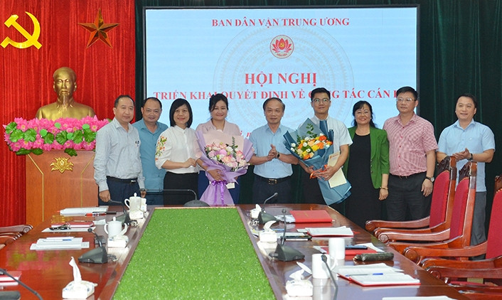 Phó Trưởng ban Thường trực điều hành Ban Dân vận Trung ương Phạm Tất Thắng và đại diện Đảng ủy, các tổ chức chính trị - xã hội, các vụ, đơn vị chúc mừng ông Trần Hồng Việt, bà Nguyễn Thanh Huyền. Ảnh: PV.