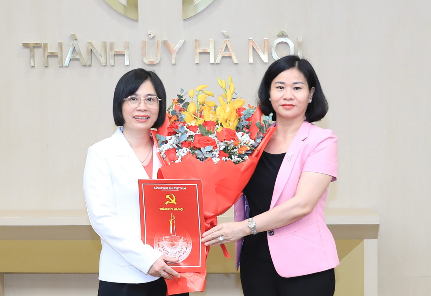 Phó Bí thư Thường trực Thành ủy Hà Nội Nguyễn Thị Tuyến trao quyết định và tặng hoa đồng chí Nguyễn Thị Thu Thủy. Ảnh: HNM. Phó Bí thư Thường trực Thành ủy Hà Nội Nguyễn Thị Tuyến trao quyết định và tặng hoa đồng chí Nguyễn Thị Thu Thủy. Ảnh: HNM.