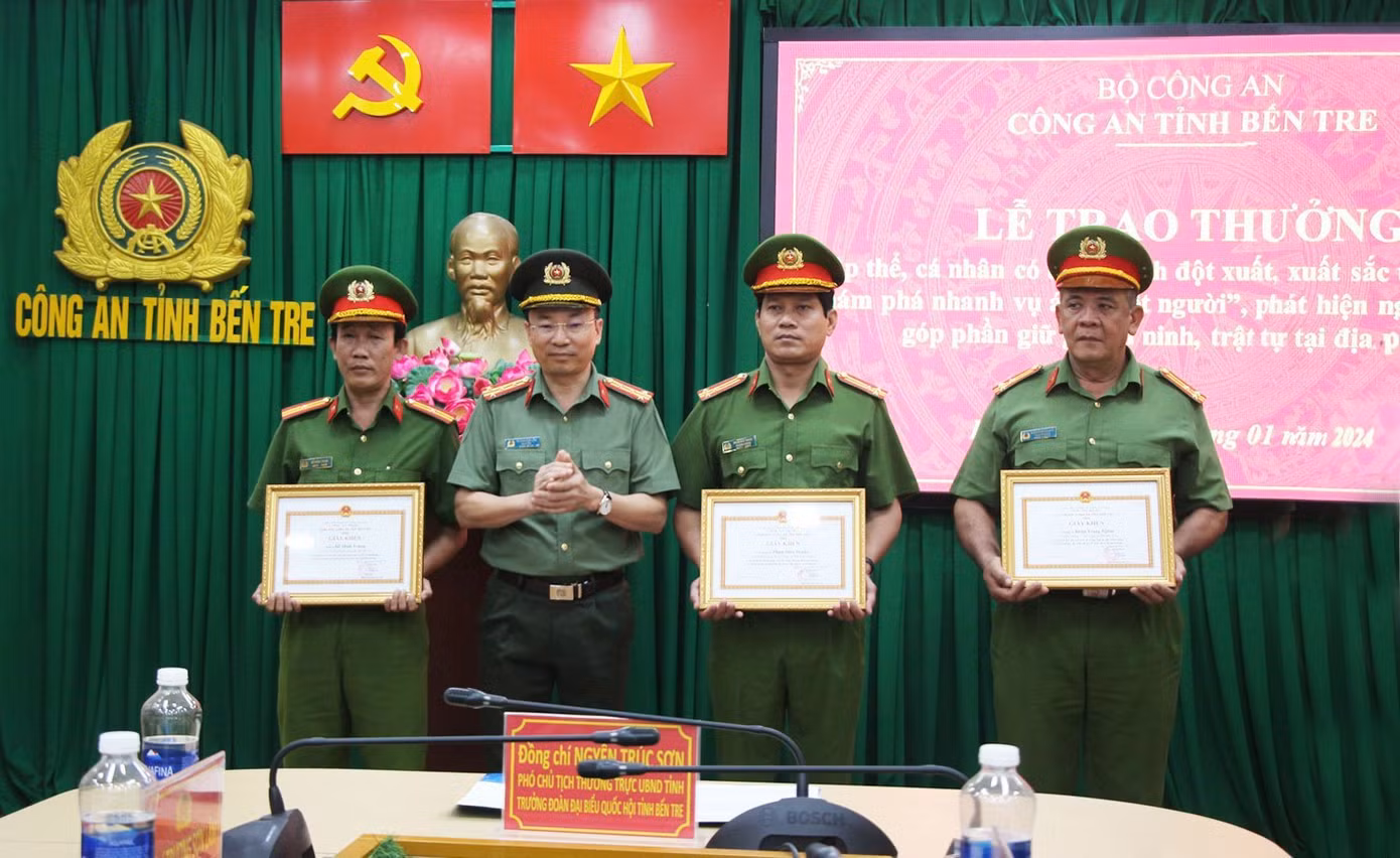 Công an tỉnh Bến Tre tổ chức lễ trao thưởng cho tập thể, cá nhân có thành tích đột xuất, xuất sắc trong điều tra, khám phá nhanh vụ án giết người, phi tang xác ở sông Hàm Luông. Ảnh: PV.